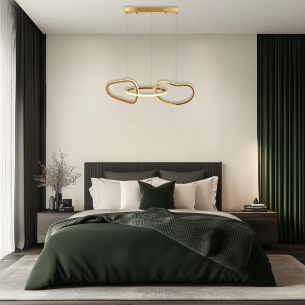 suspension LED anneaux dorés dans une chambre aux rideaux vert foncé
