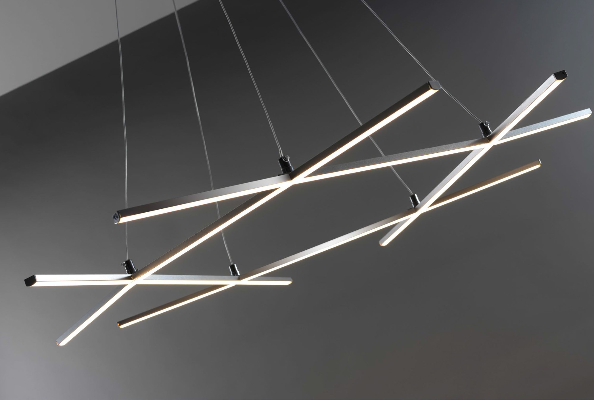 Suspension LED barres croisées, finition chromée, 3 tailles au choix suspension LED barres croisées 82 x 78 cm en gros plan sur les barres lumineuses