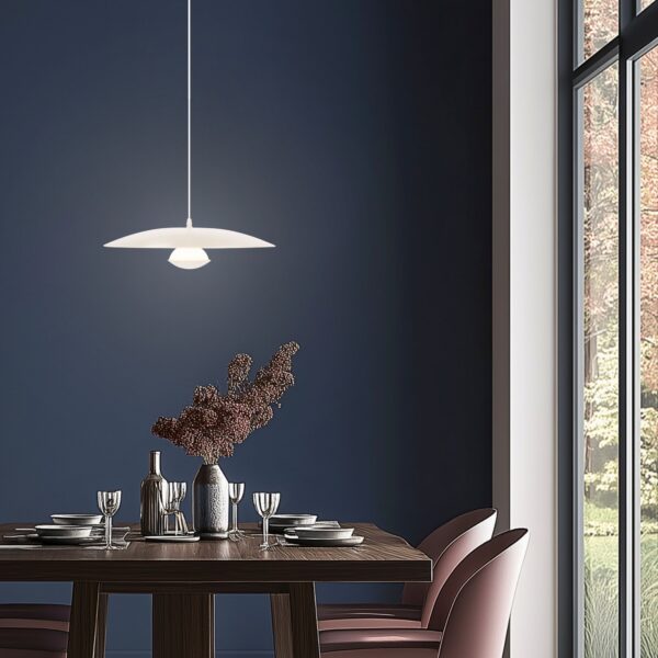 suspension LED blanche scandinave de 34 cm au-dessus d une table à manger devant un mur bleu nuit