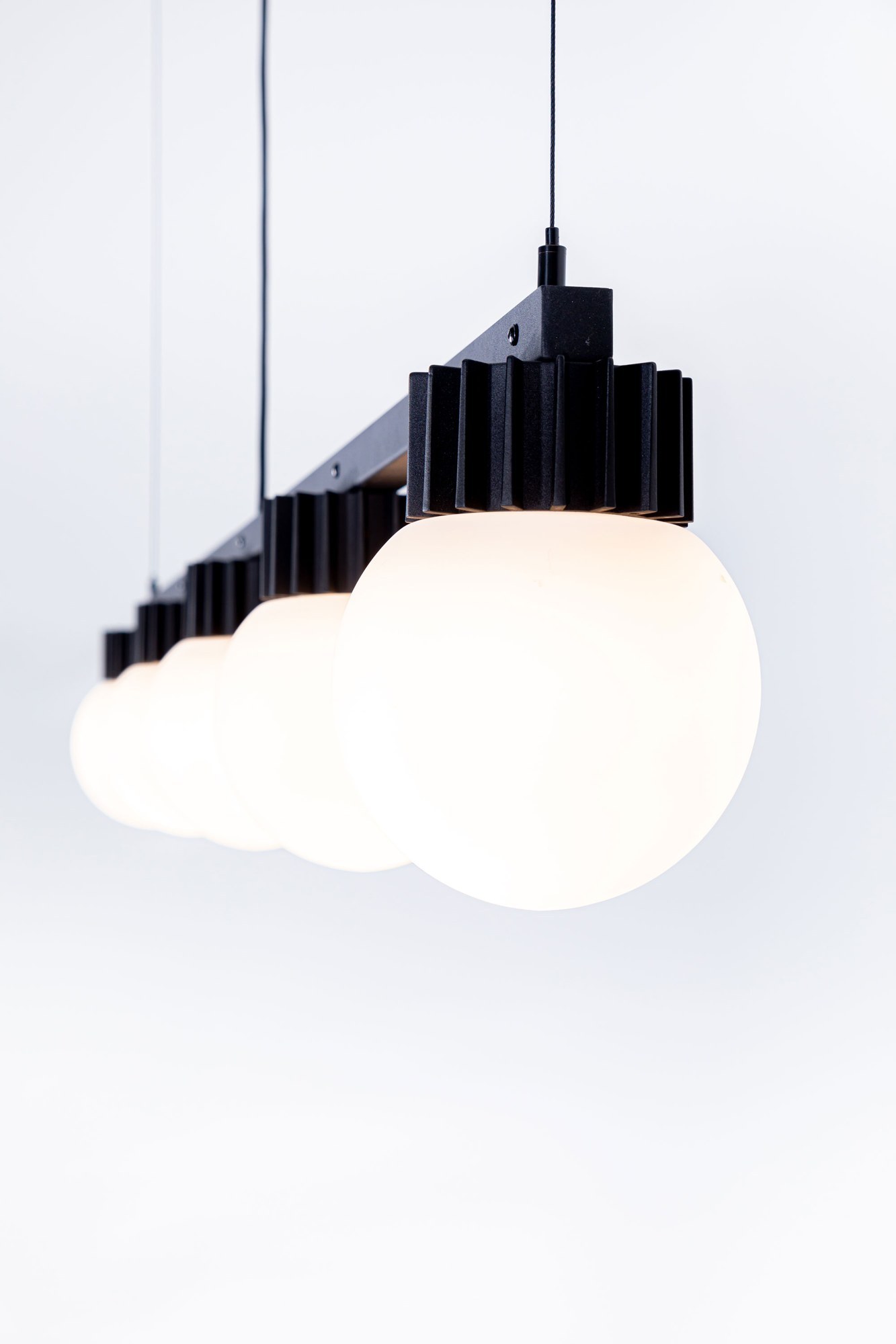 Suspension LED BuzziSol par BuzziSpace, Solo, Trio ou Quintet suspension LED BuzziSol, détail du globe en verre dépoli et du dissipateur noir