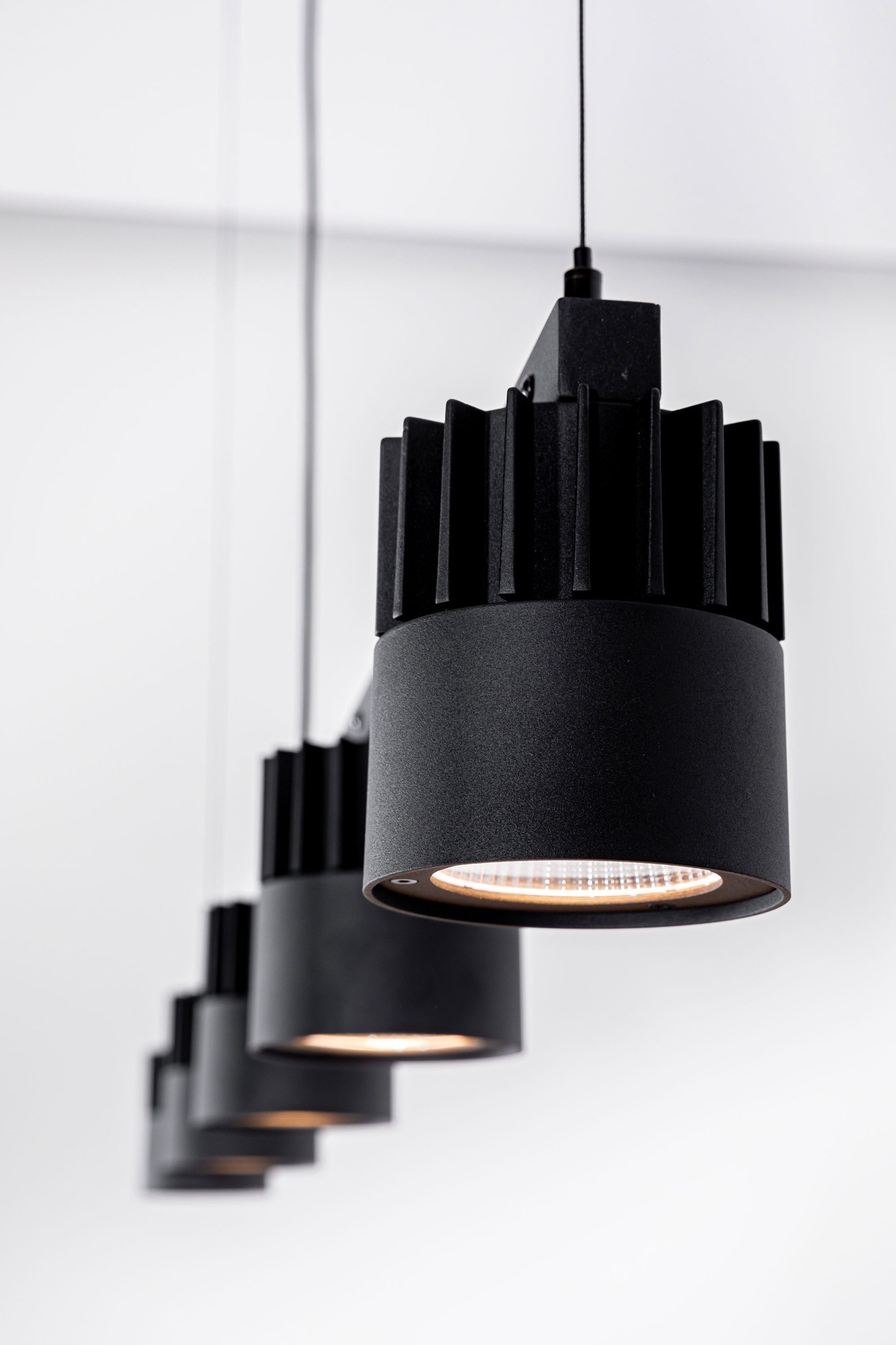 Suspension LED BuzziSol par BuzziSpace, Solo, Trio ou Quintet suspension LED BuzziSol, détail d un spot avec dissipateur en métal noir