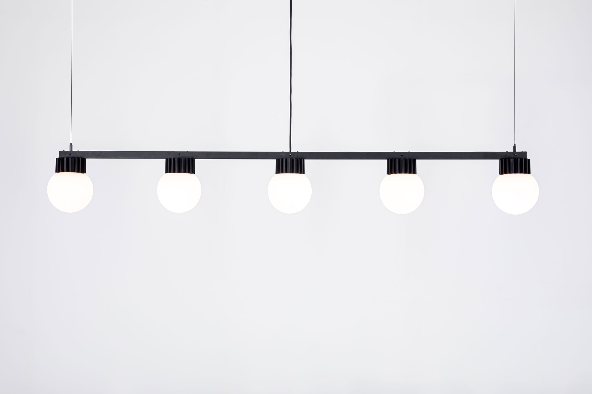 Suspension LED BuzziSol par BuzziSpace, Solo, Trio ou Quintet suspension LED BuzziSol Quintet, cinq globes en verre dépoli allumés