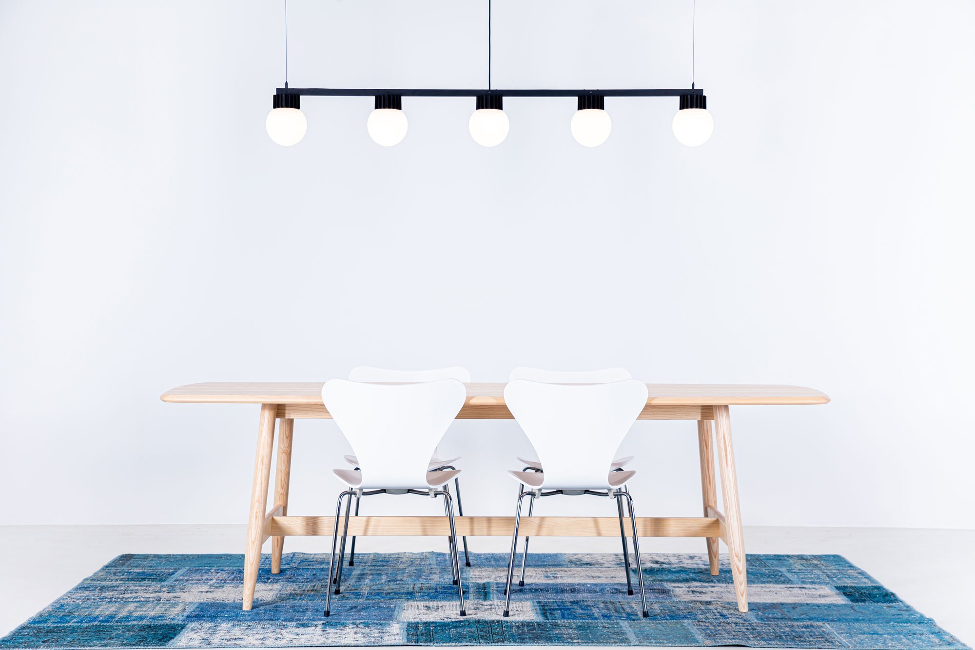 Suspension LED BuzziSol par BuzziSpace, Solo, Trio ou Quintet suspension LED BuzziSol Quintet à cinq globes au-dessus d une table en bois clair