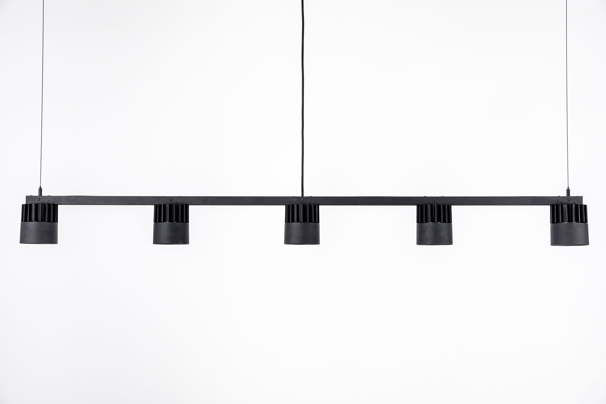 Suspension LED BuzziSol par BuzziSpace, Solo, Trio ou Quintet suspension LED BuzziSol Quintet, cinq spots sur une barre noire