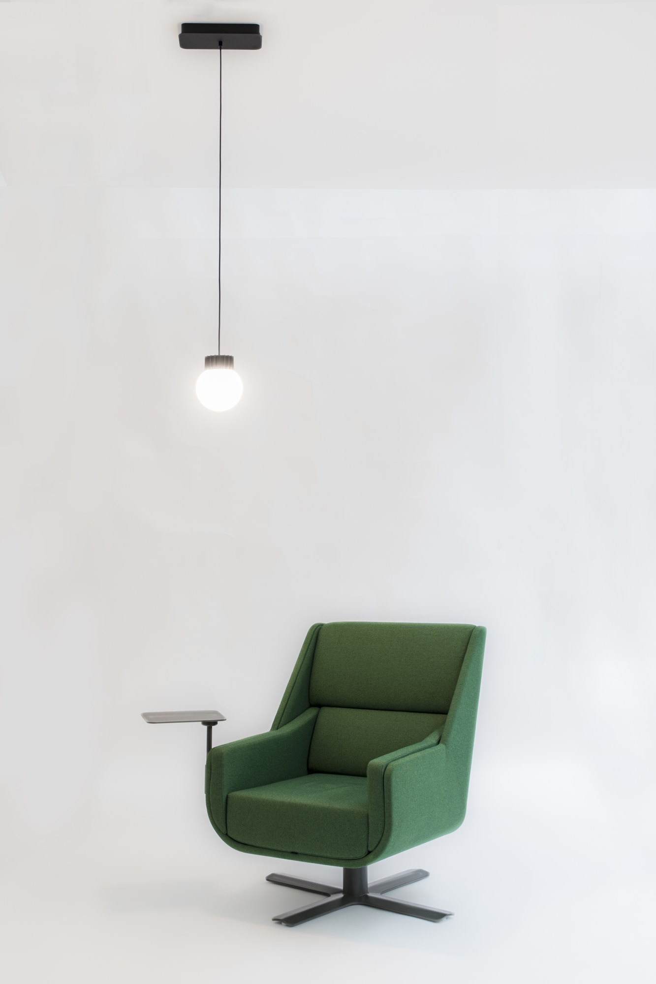 Suspension LED BuzziSol par BuzziSpace, Solo, Trio ou Quintet suspension LED BuzziSol Solo à un globe au-dessus d un fauteuil vert