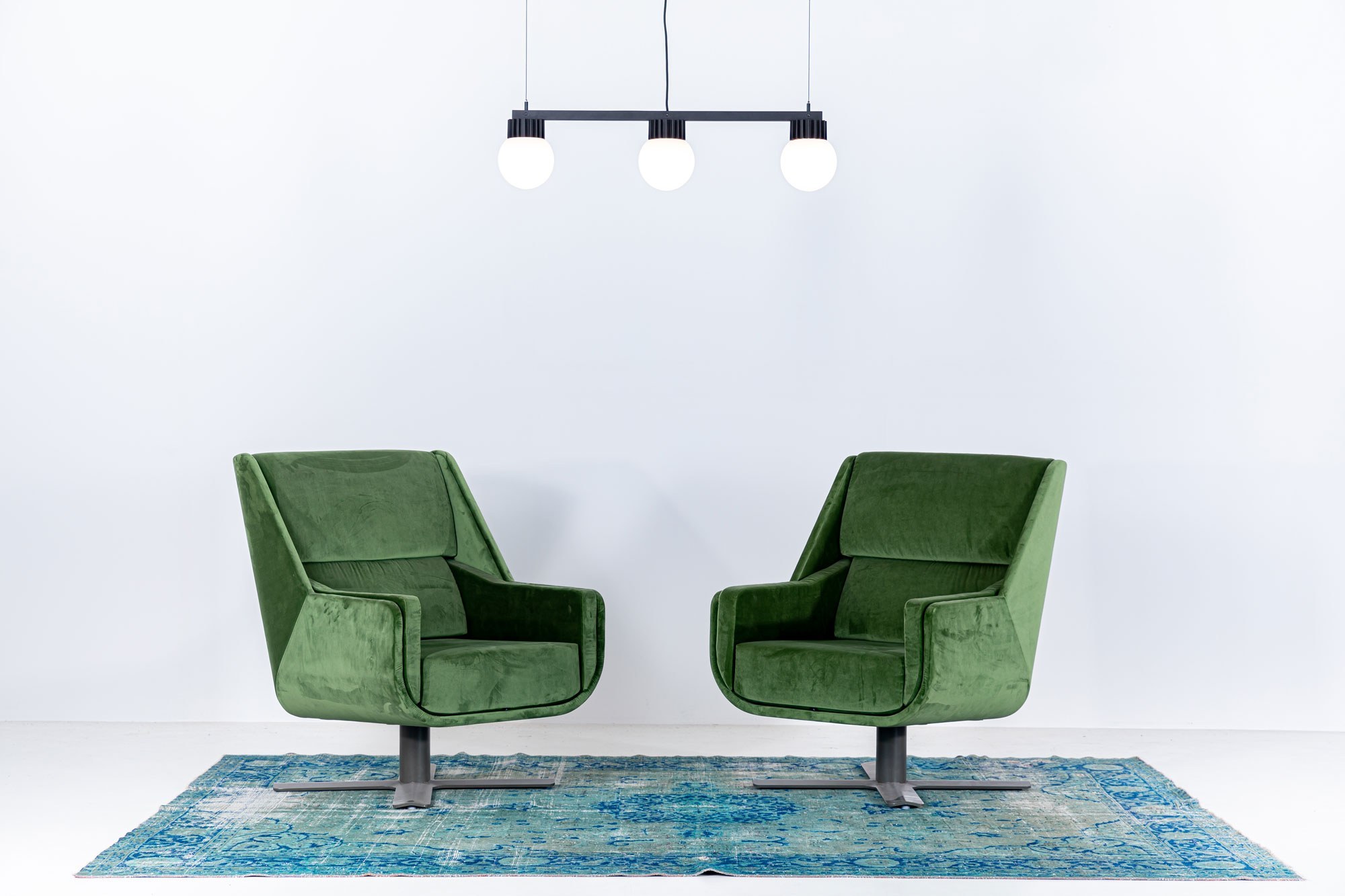 Suspension LED BuzziSol par BuzziSpace, Solo, Trio ou Quintet suspension LED BuzziSol Trio à trois globes au-dessus de deux fauteuils verts