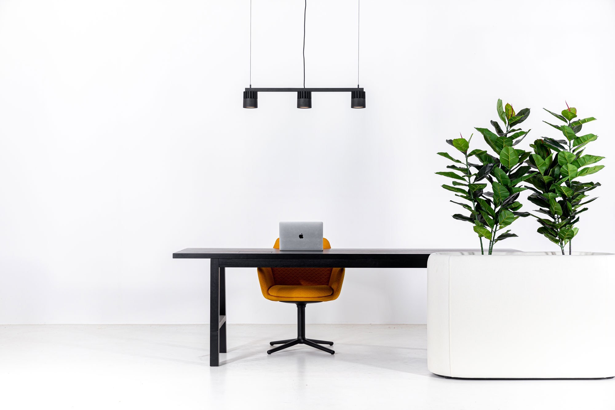 Suspension LED BuzziSol par BuzziSpace, Solo, Trio ou Quintet suspension LED BuzziSol Trio à trois spots au-dessus d un bureau noir