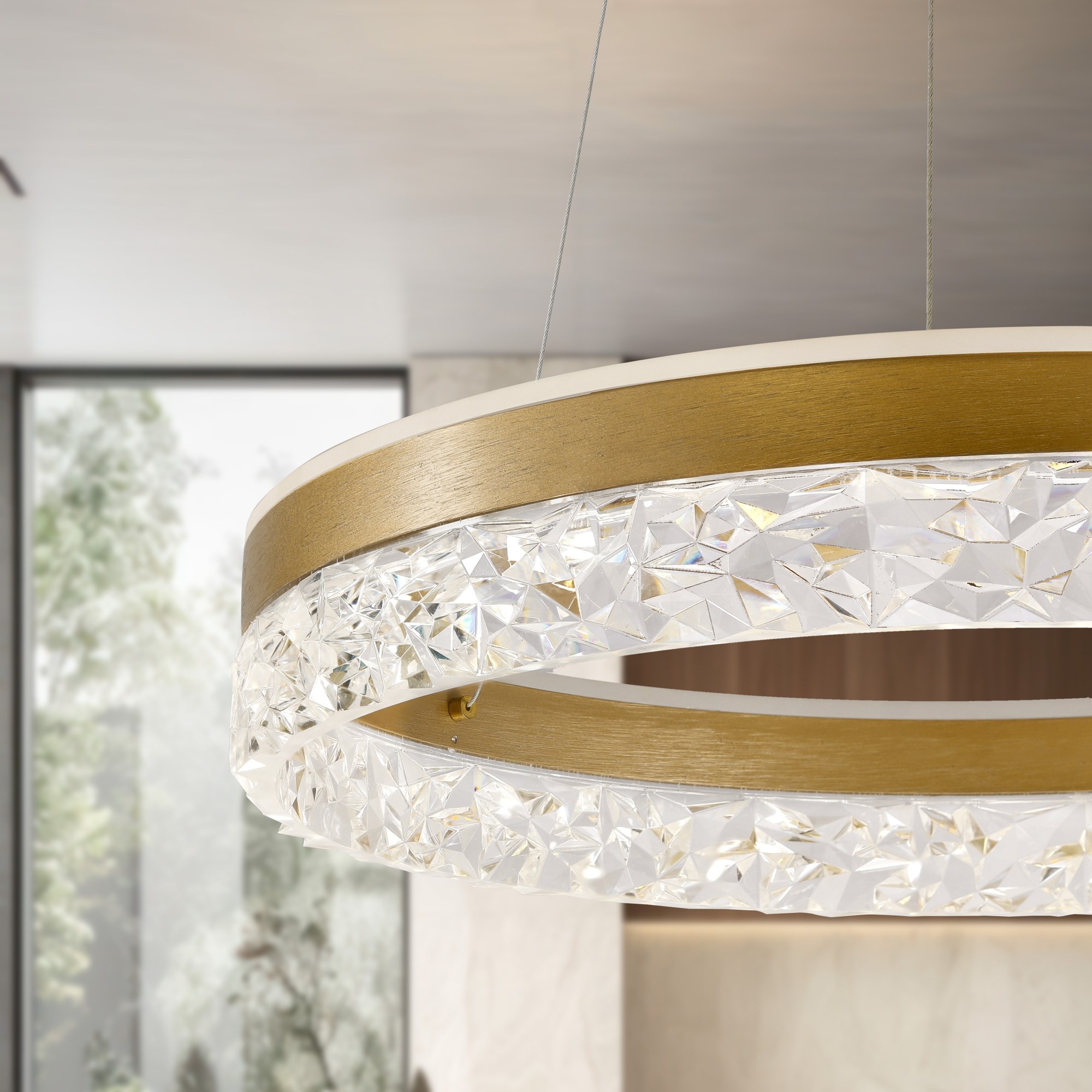Suspension LED effet cristal en anneau, dorée ou noire, 50 ou 60 cm suspension LED effet cristal doree en gros plan sur les cristaux