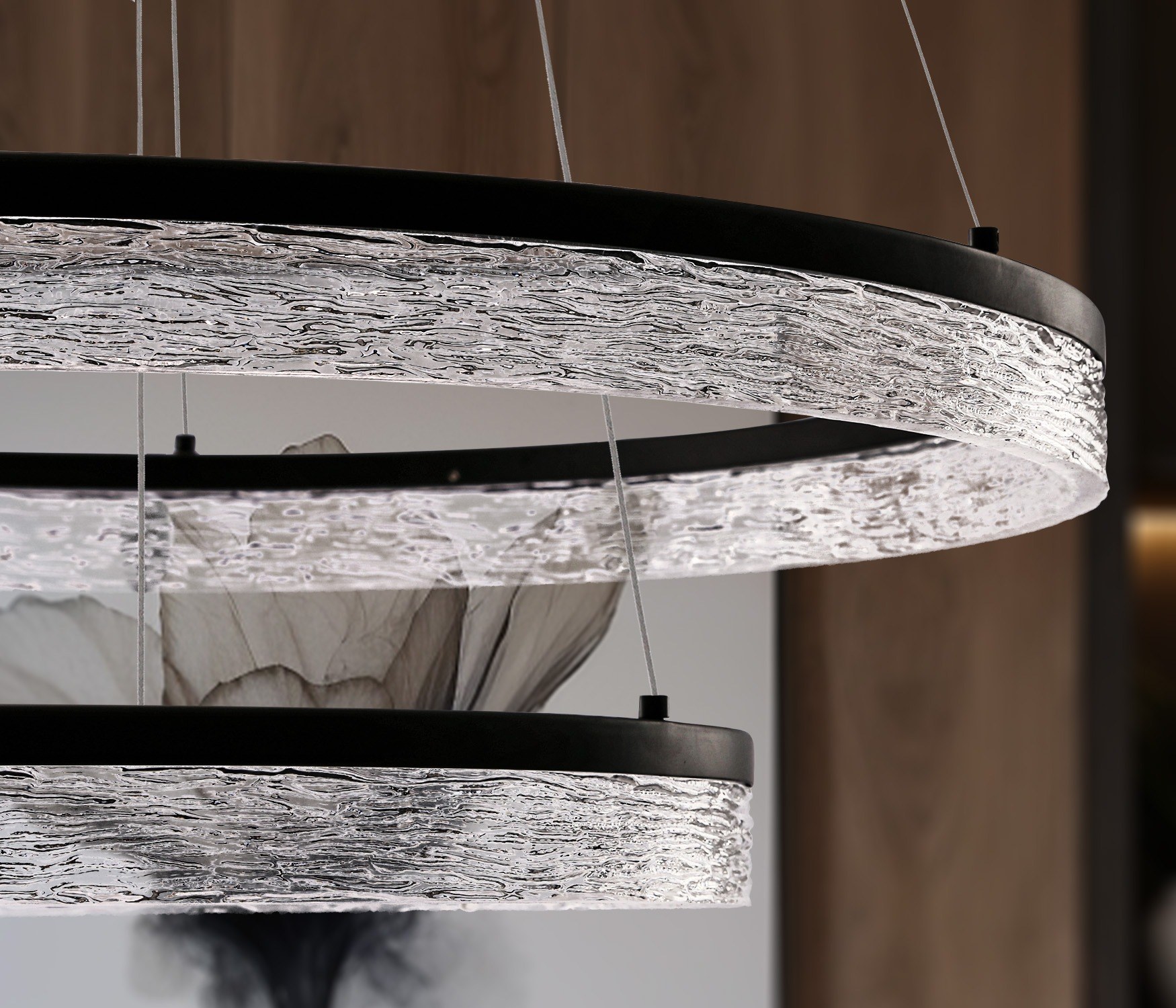 Suspension LED effet cristal en anneau, dorée ou noire, 50 ou 60 cm suspension LED effet cristal noire en gros plan sur les anneaux