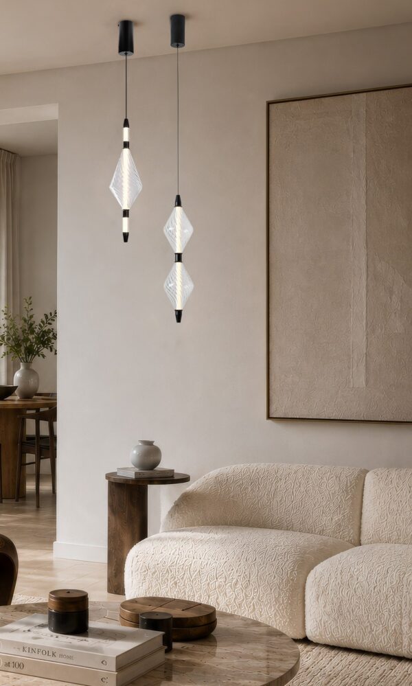suspension LED verre torsadé dans un salon pres d un fauteuil