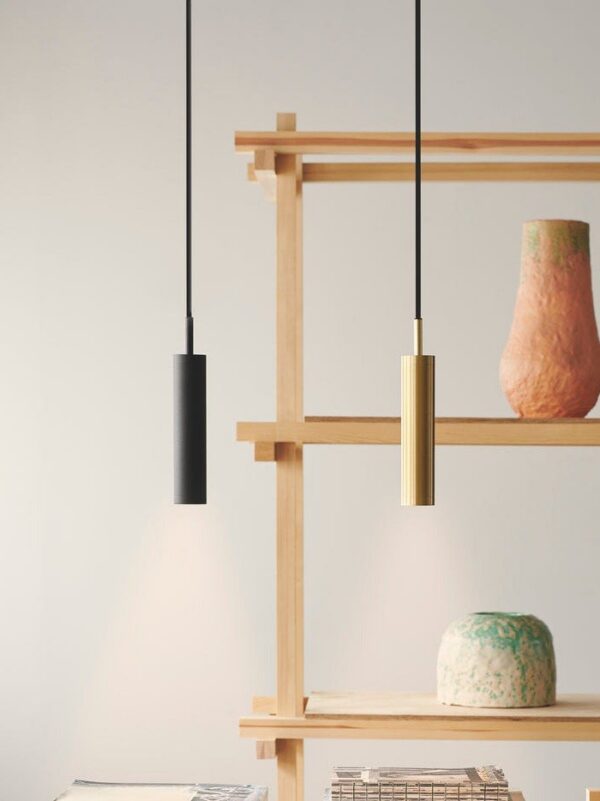 suspension Liberty Spot Design by Us, une suspension noire et une dorée sur une étagère