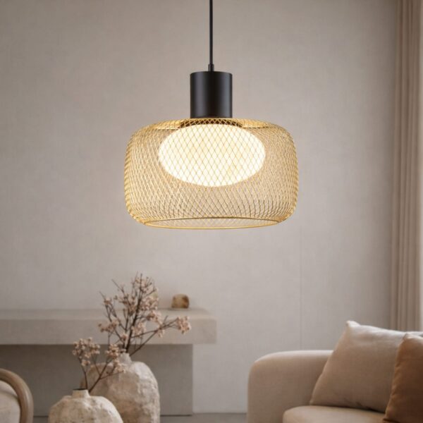 suspension maille dorée 32 cm pres d un canape