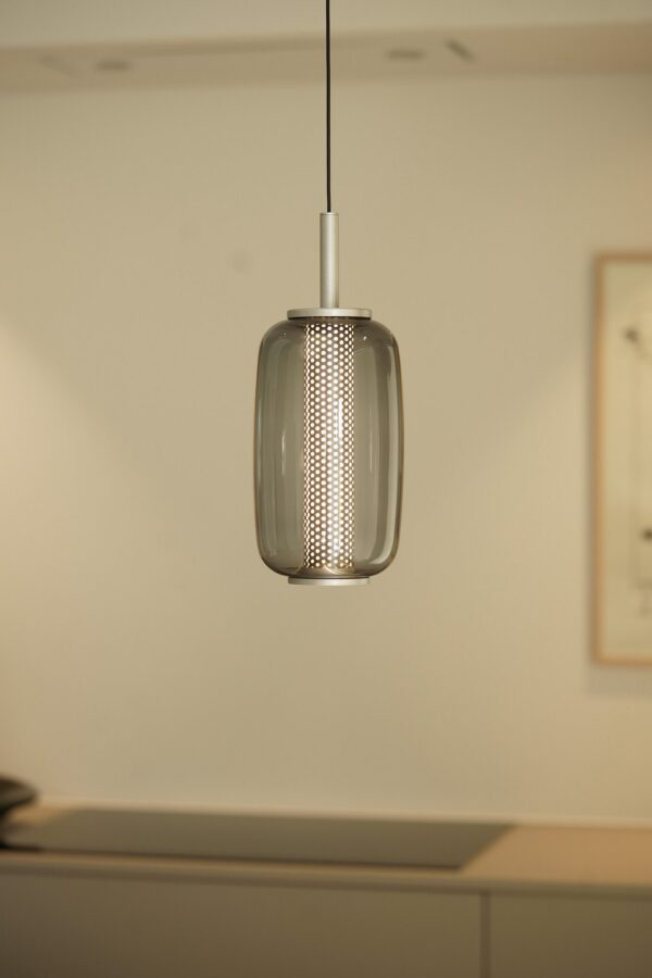 suspension Midnight 13 LED en verre fumé dans une cuisine