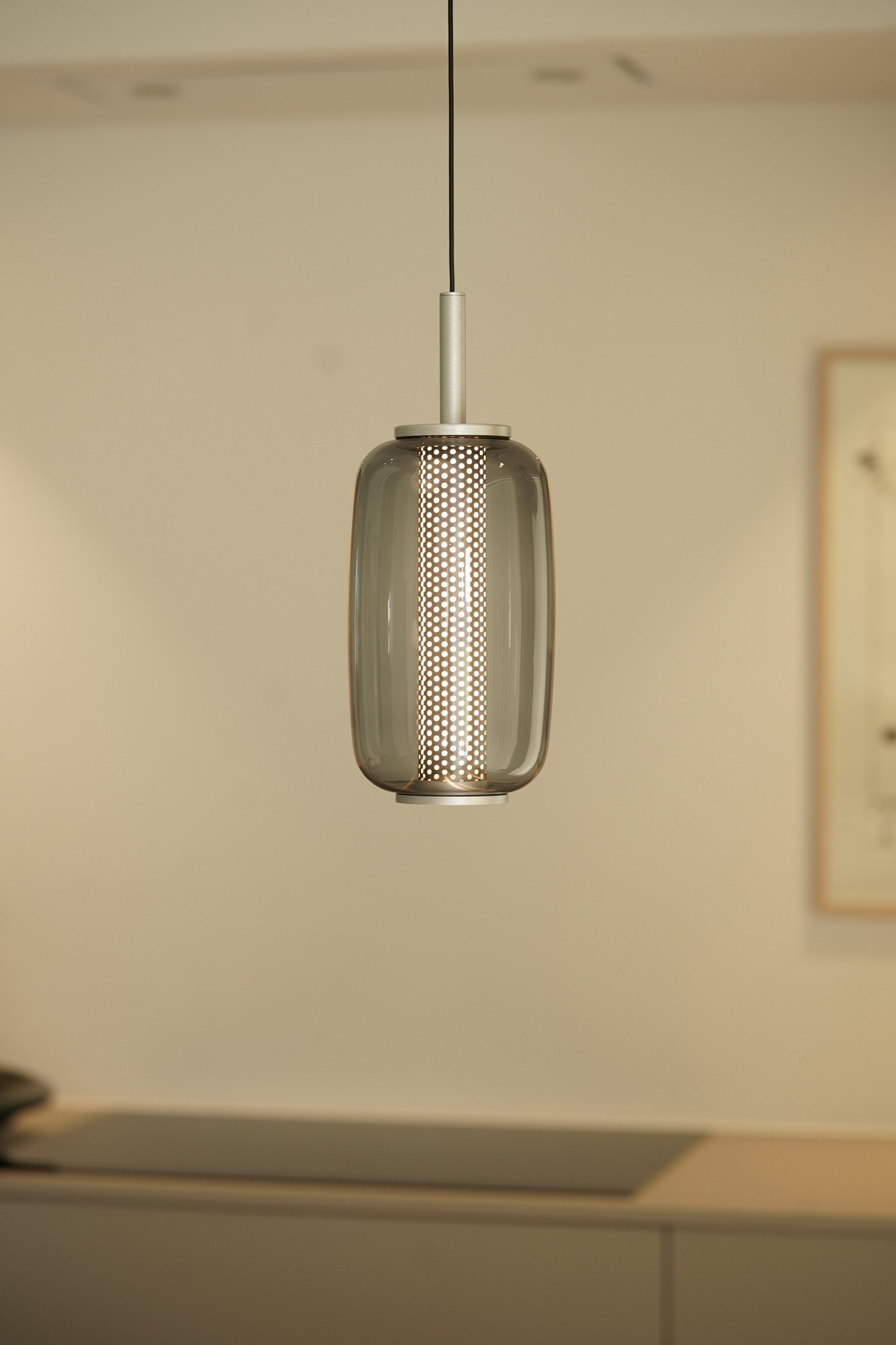 suspension Midnight 13 LED en verre fumé dans une cuisine