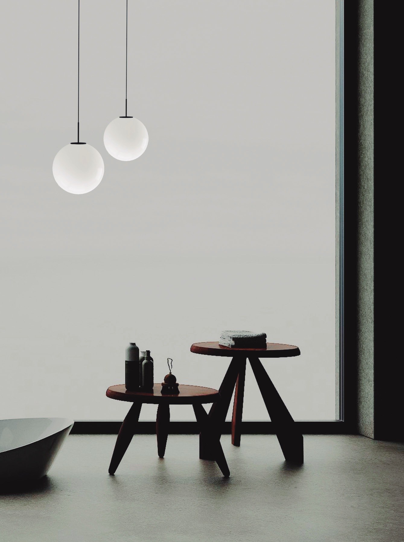 Suspension Mika en verre opale par Robin Lamps suspension Mika, deux globes en verre opale suspendus dans une salle de bains avec baignoire et tables basses