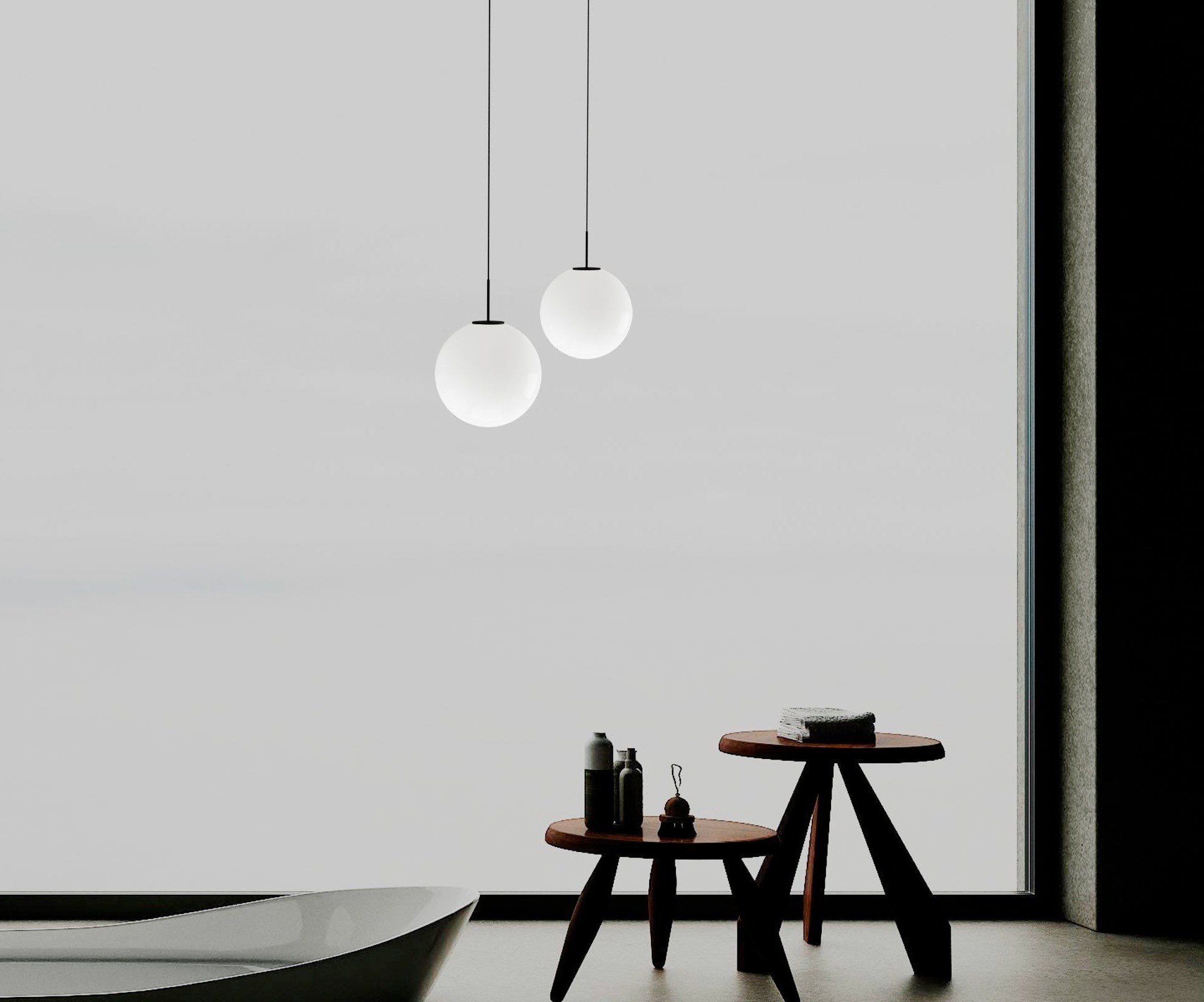 Suspension Mika en verre opale par Robin Lamps suspension Mika, deux globes en verre opale allumés devant une grande baie vitrée
