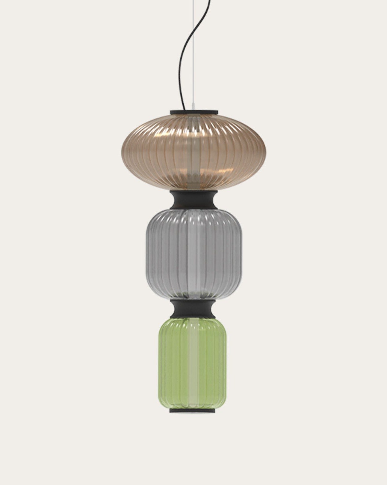 suspension Mix Berries Trio en verre soufflé ambre, gris fumé et vert, vue en ambiance sur fond beige