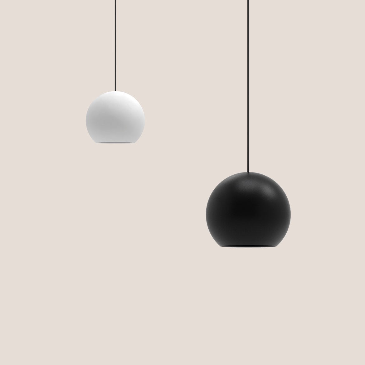 Suspension Nelly en aluminium par Robin Lamps suspension Nelly en noir mat et en blanc mat à deux hauteurs sur fond beige