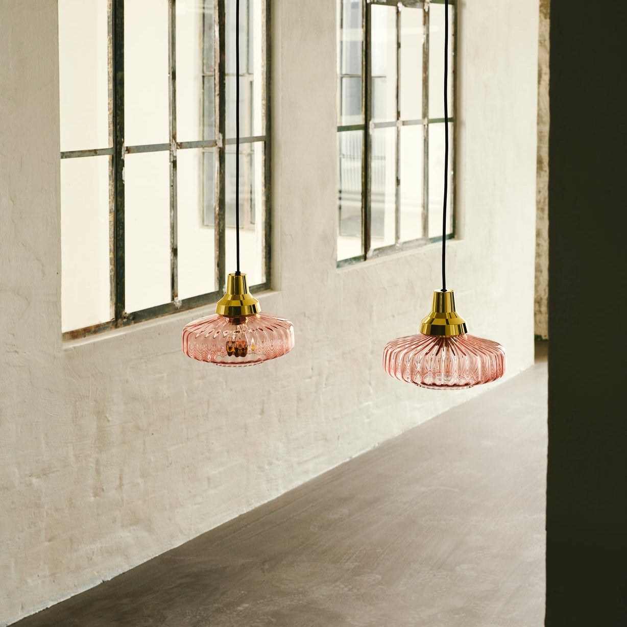 Suspension New Wave Optic Pendant en verre soufflé par Design by Us suspension New Wave Optic Pendant Design by Us, en situation, coloris Rose