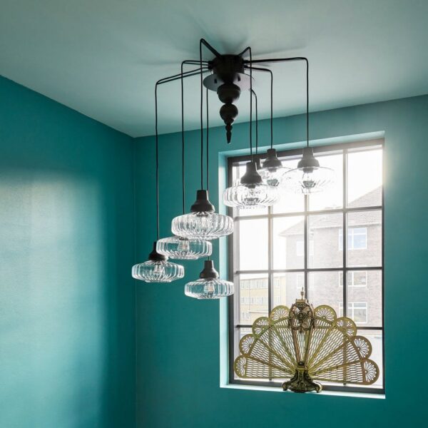 suspension New Wave Optic Pendant Design by Us, en grappe dans une cage d'escalier, coloris Clear