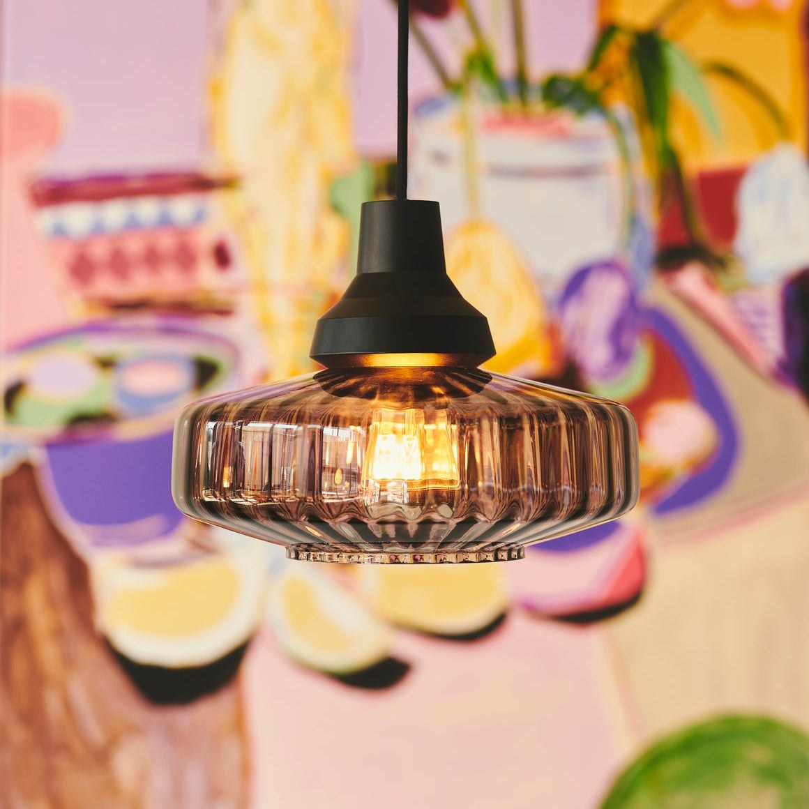 Suspension New Wave Optic Pendant en verre soufflé par Design by Us suspension New Wave Optic Pendant Design by Us, coloris Smoke allumée