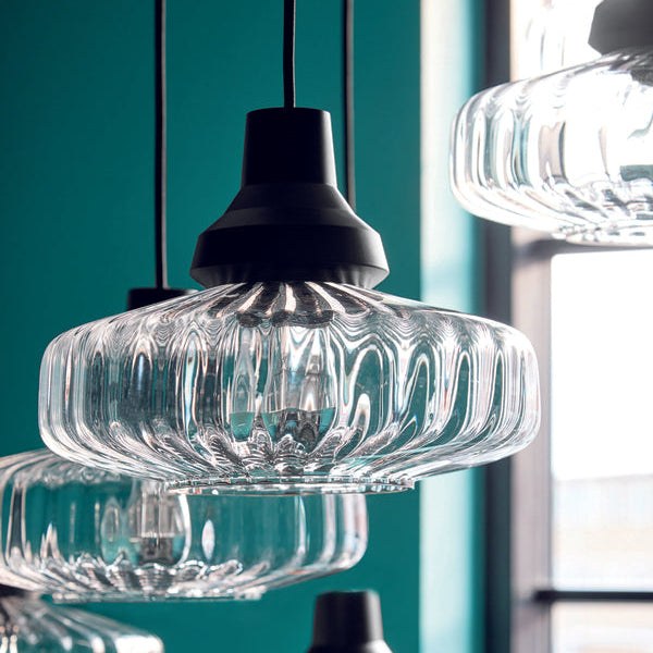 Suspension New Wave Optic Pendant en verre soufflé par Design by Us suspension New Wave Optic Pendant Design by Us, détail du verre cannelé, coloris Clear
