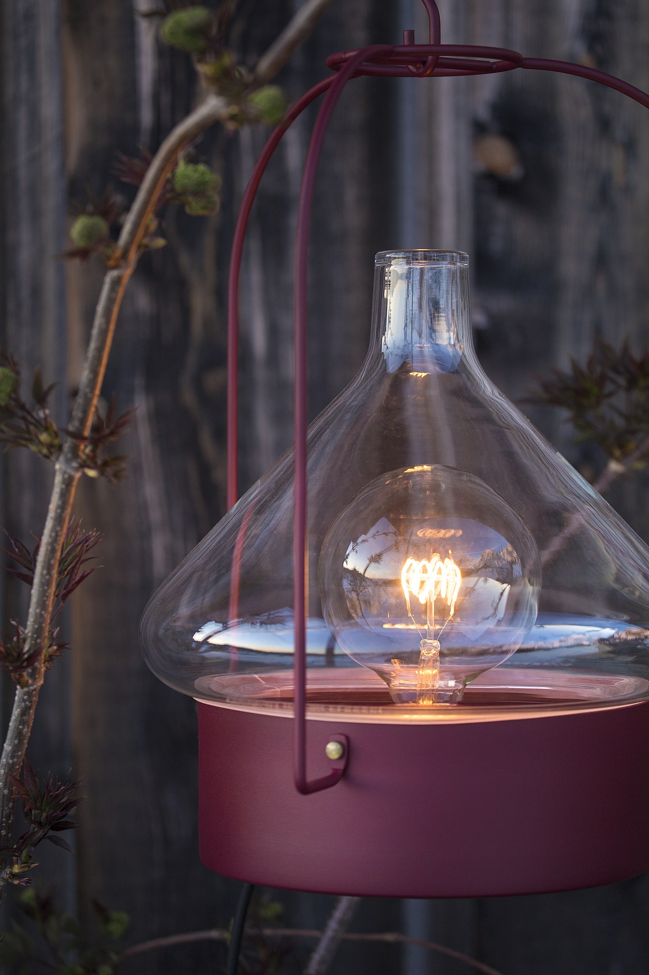Suspension nomade La Hutte par Roger Pradier, verre soufflé suspension nomade La Hutte teinte rouge vin en gros plan sur le verre soufflé et l ampoule à filament