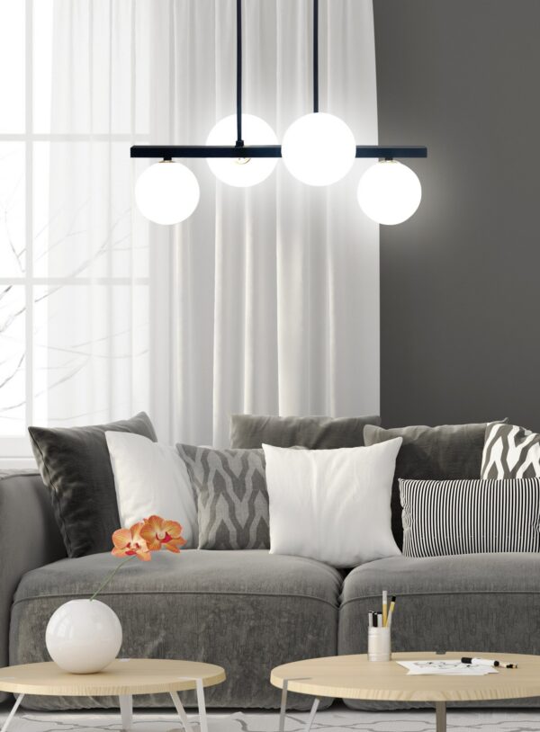 suspension quatre globes opale version noire devant des rideaux blancs au dessus d un canapé gris