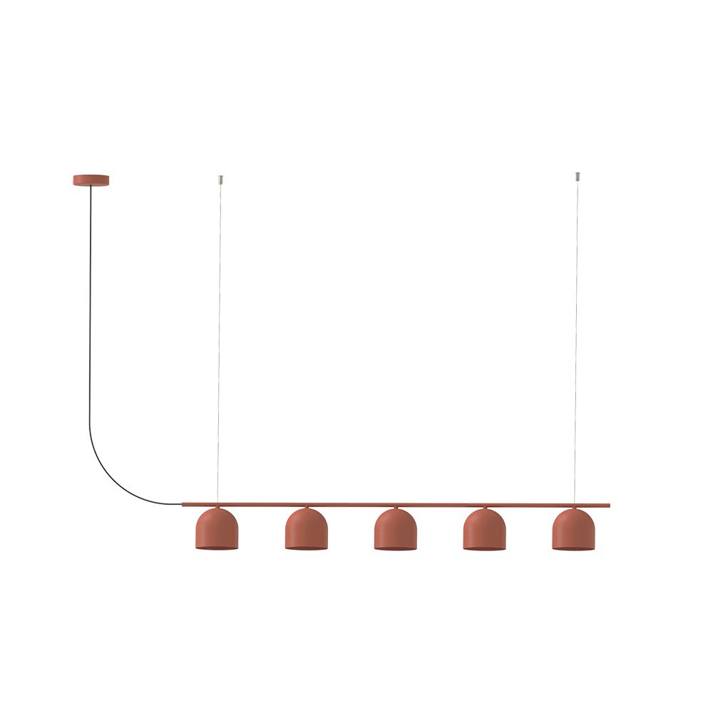 Suspension Rio Chandelier en fer par Robin Lamps Suspension Rio Chandelier en fer par Robin Lamps, taille M, 5 abat-jours, finition rouge