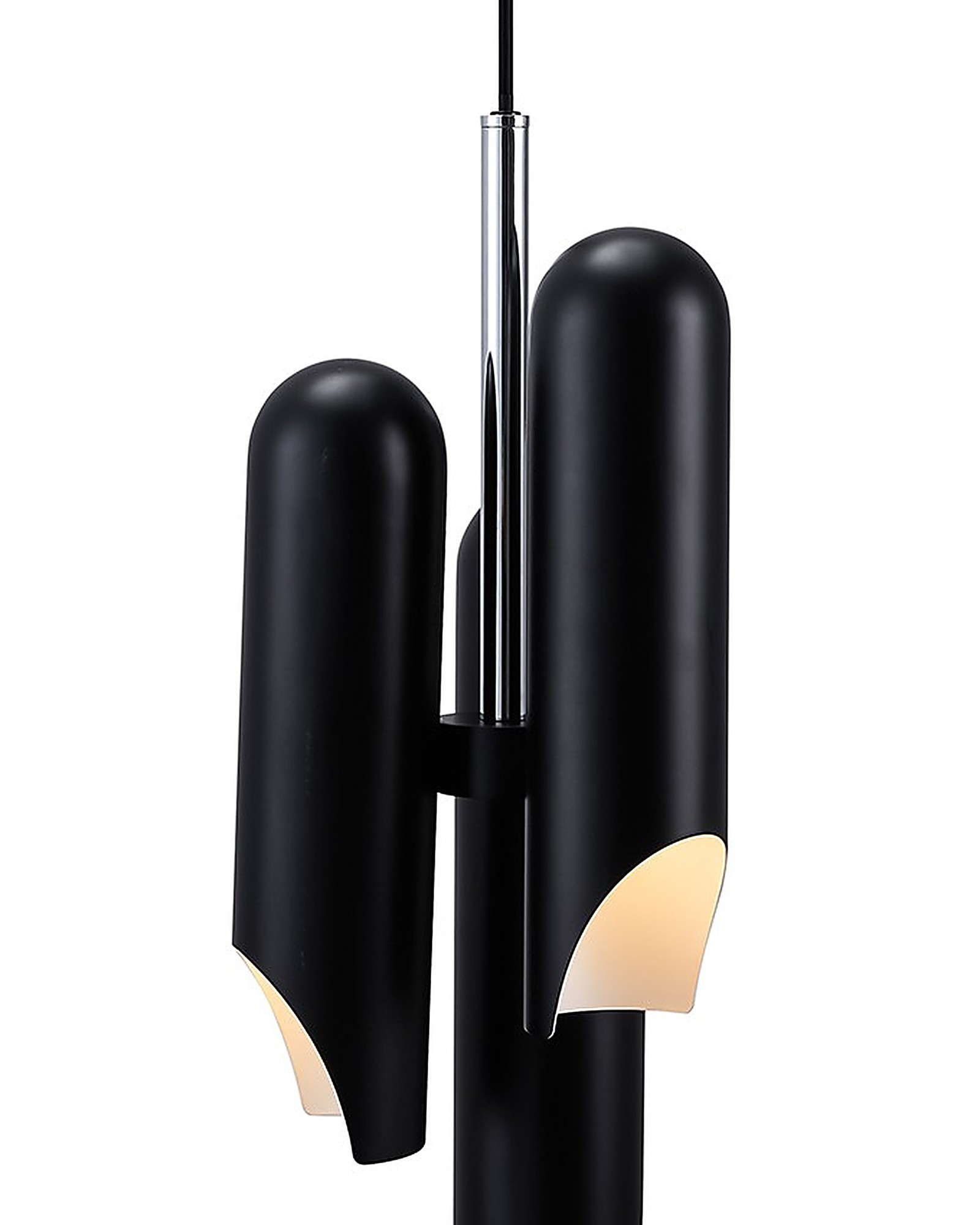 Suspension Rochelle 3 spots en métal noir et chrome par Design For The People suspension Rochelle, détail des trois tubes noirs biseautés et de la tige chromée