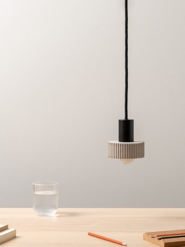 Lampe béton : luminaires en béton brut ou poli Suspension S5 en béton par Stefan Gant x Gant Lights, gris clair suspendue au-dessus d'une table