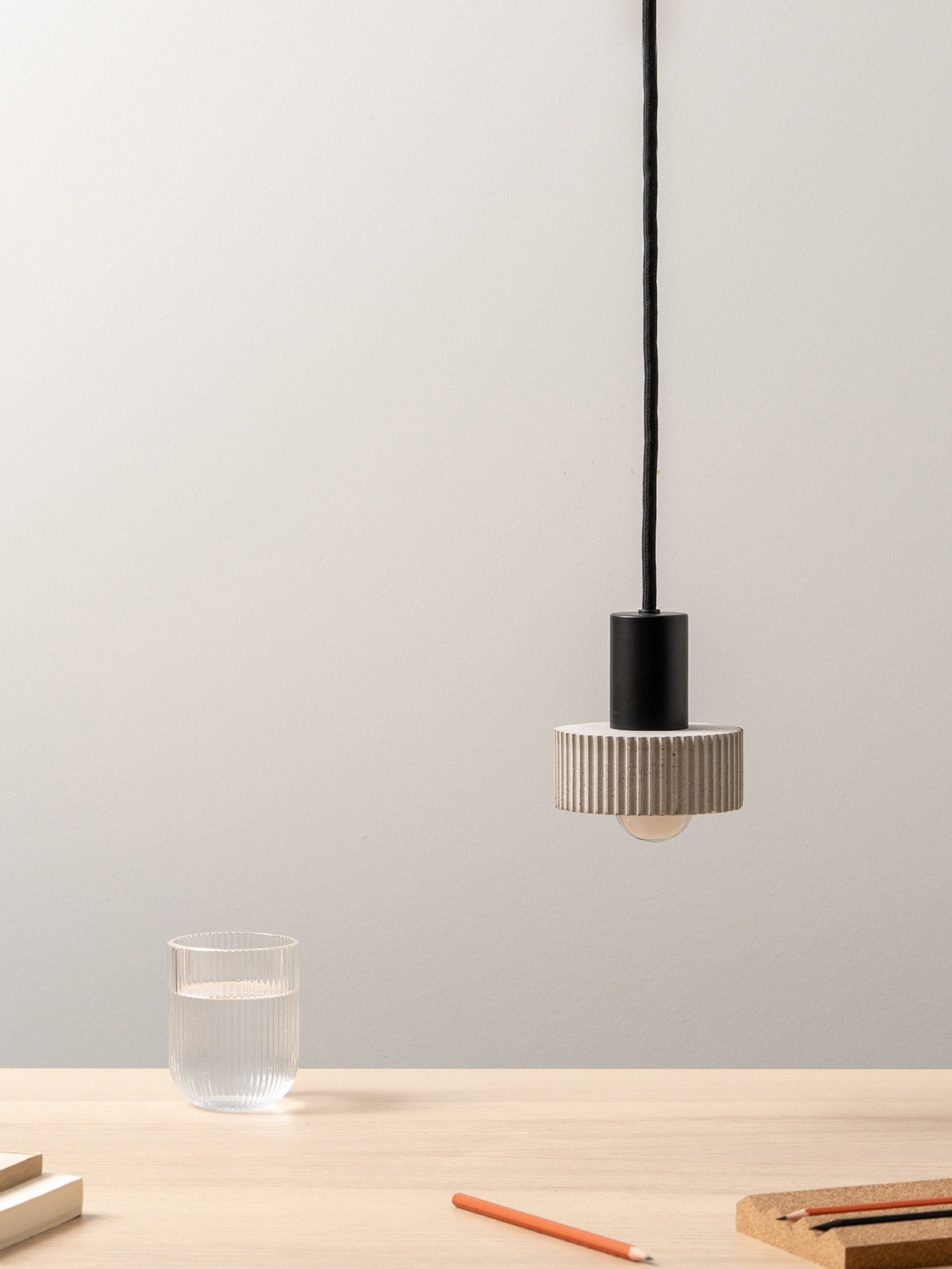 Suspension S5 en béton par Stefan Gant x Gant Lights, gris clair suspendue au-dessus d'une table
