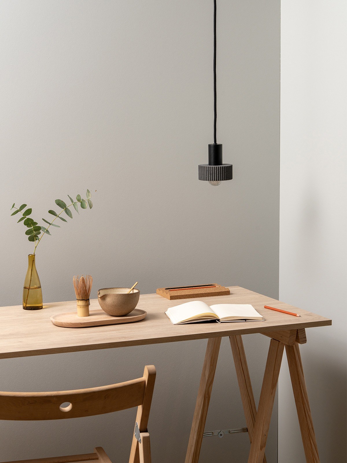 Suspension S5 en béton par Stefan Gant x Gant Lights Suspension S5 en béton par Stefan Gant x Gant Lights, gris foncé sur un bureau