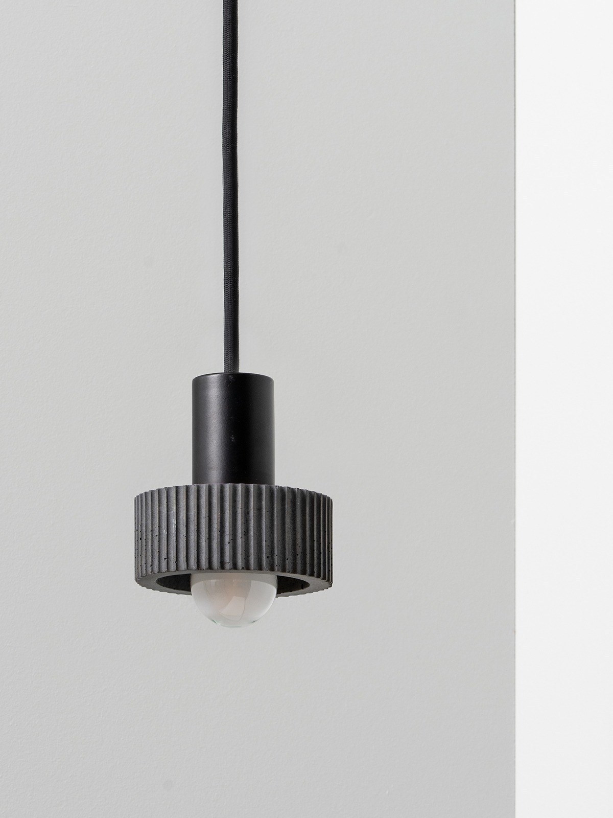 Suspension S5 en béton par Stefan Gant x Gant Lights Suspension S5 en béton par Stefan Gant x Gant Lights, gris foncé