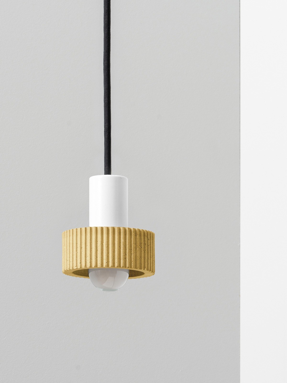 Suspension S5 en béton par Stefan Gant x Gant Lights Suspension S5 en béton par Stefan Gant x Gant Lights, sable avec capot blanc