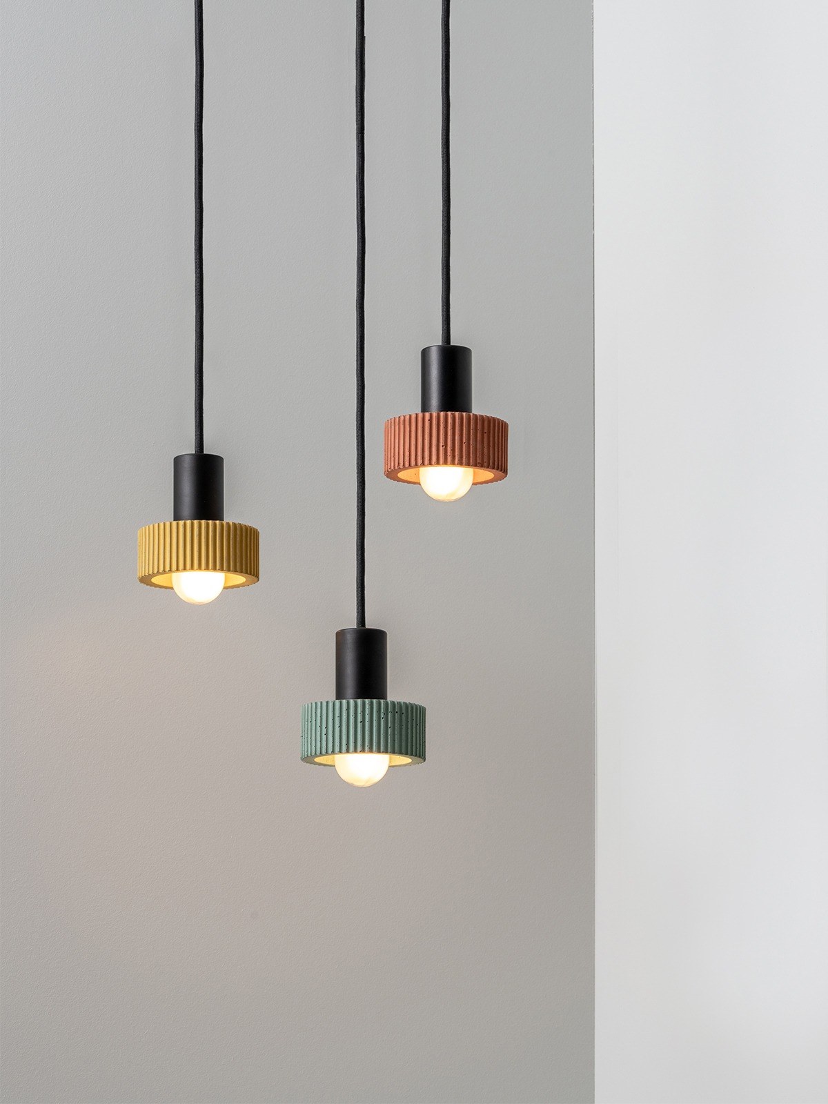 Suspension S5 en béton par Stefan Gant x Gant Lights Suspension S5 en béton par Stefan Gant x Gant Lights, trois suspensions allumées