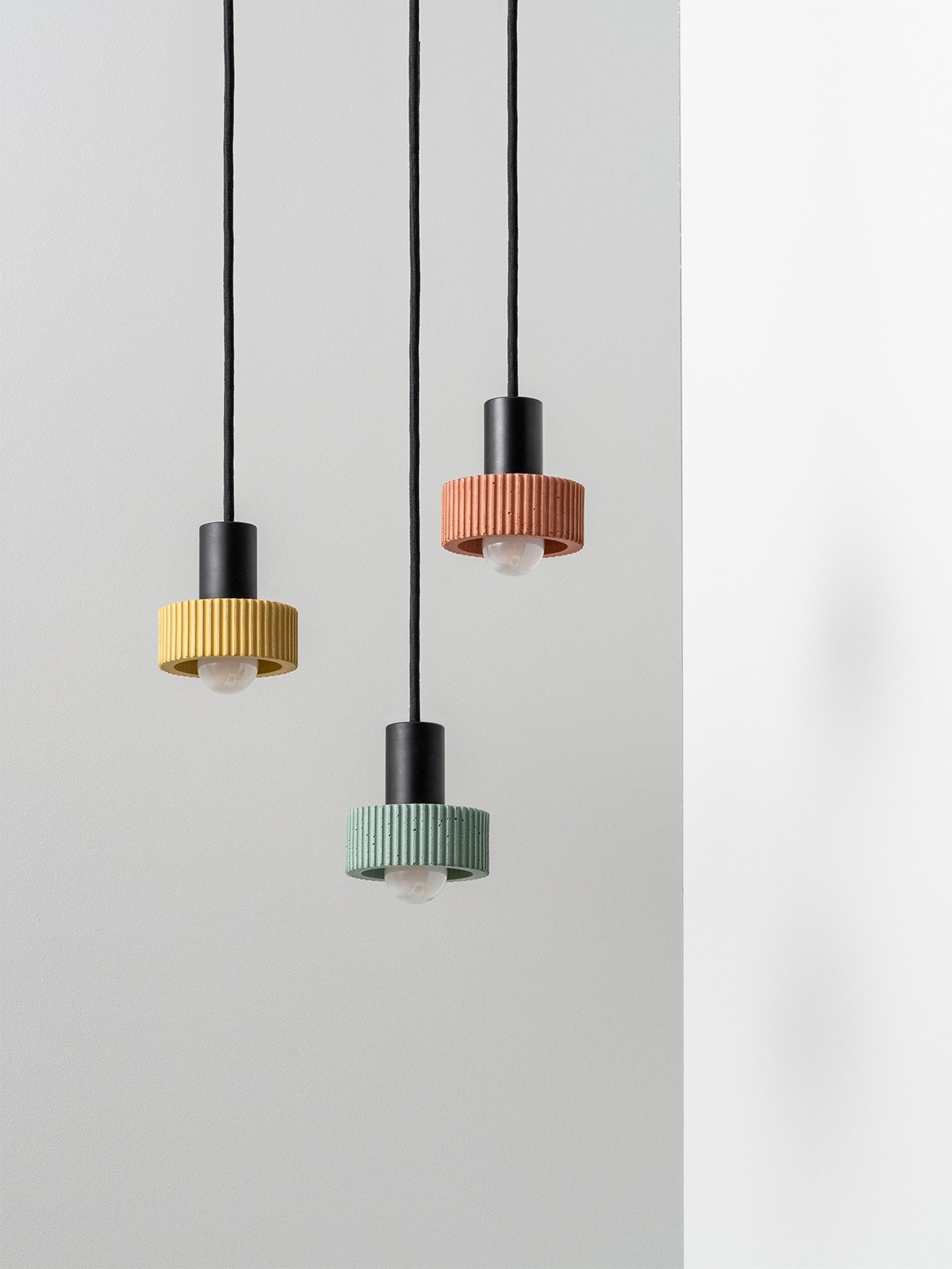 Suspension S5 en béton par Stefan Gant x Gant Lights Suspension S5 en béton par Stefan Gant x Gant Lights, trois suspensions en trois teintes