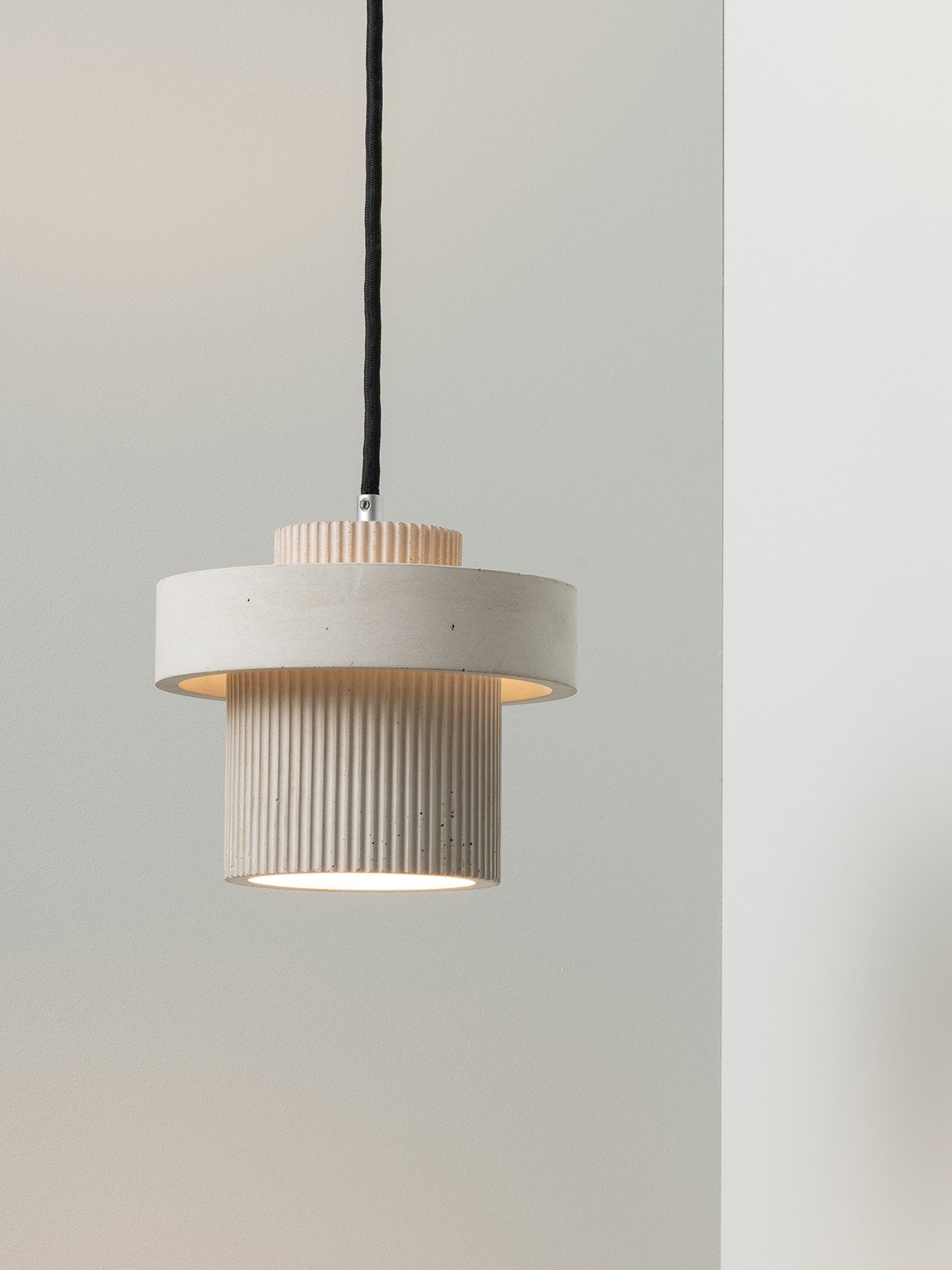 Suspension S9 en béton up and down par Stefan Gant x Gant Lights Suspension S9 en béton gris clair allumée