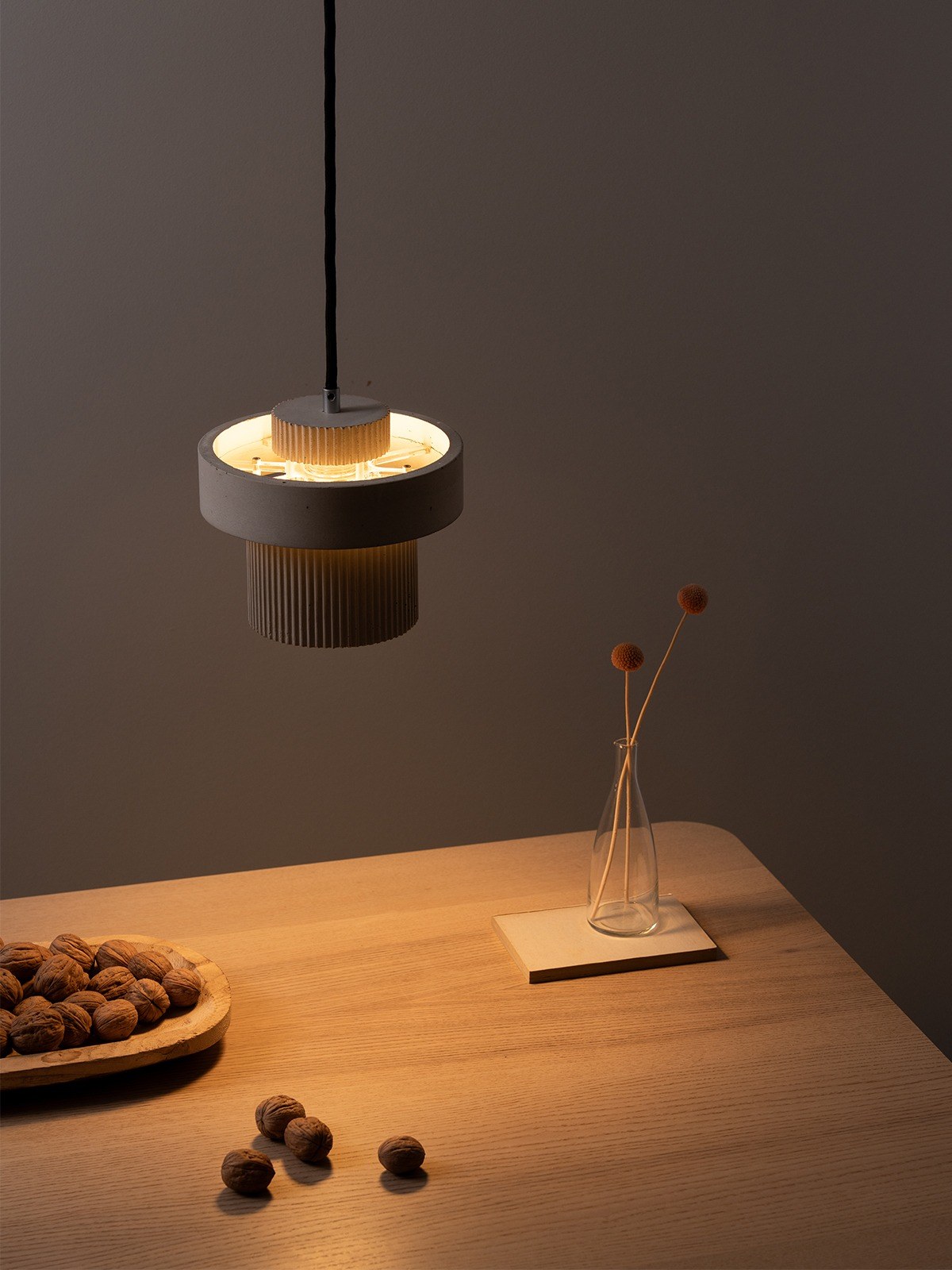 Suspension S9 en béton up and down par Stefan Gant x Gant Lights Suspension S9 en béton gris foncé allumée au-dessus d'une table