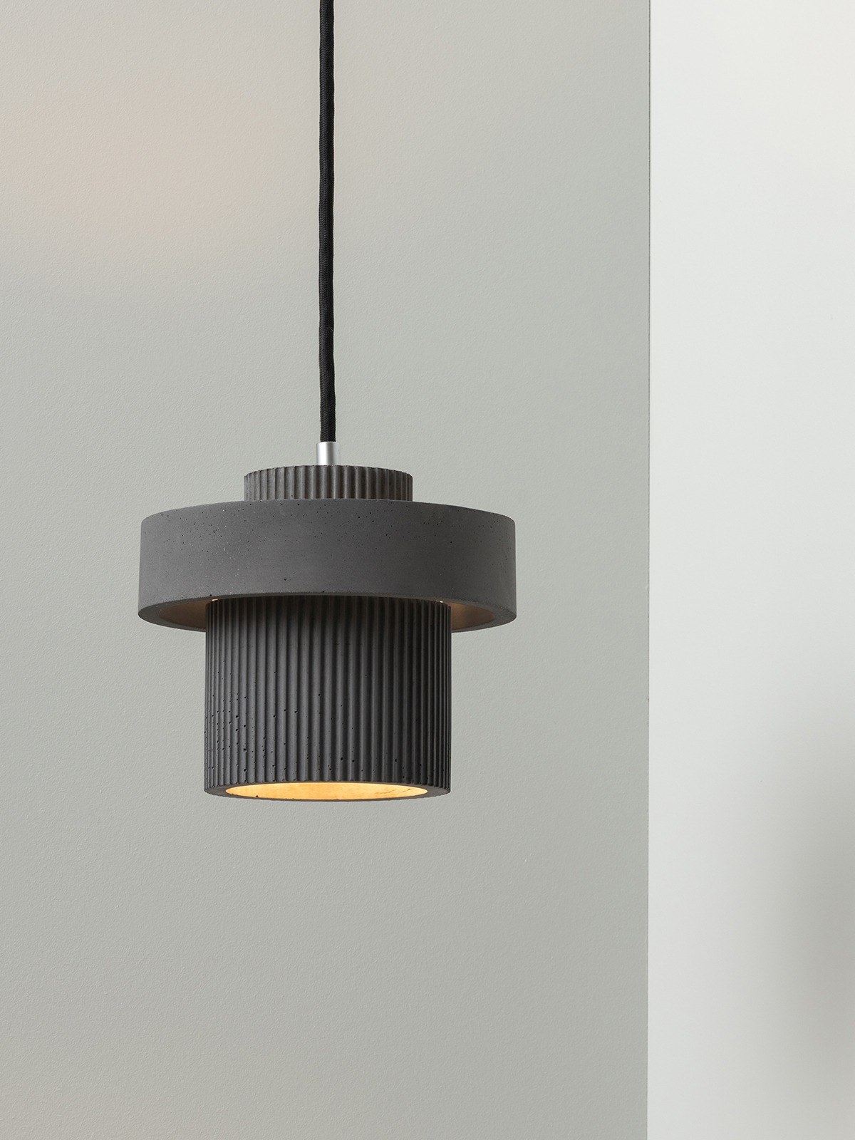 Suspension S9 en béton up and down par Stefan Gant x Gant Lights Suspension S9 en béton gris foncé allumée