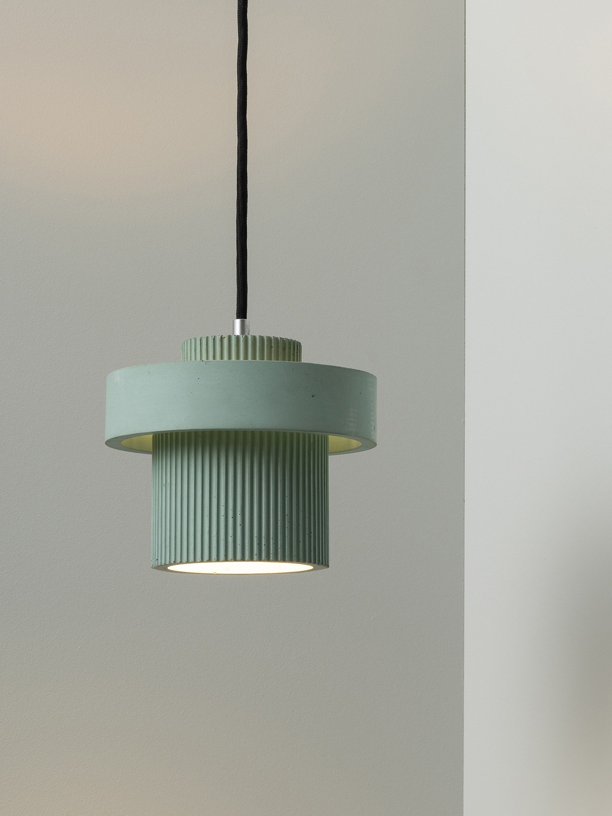 Suspension S9 en béton up and down par Stefan Gant x Gant Lights Suspension S9 en béton jade allumée