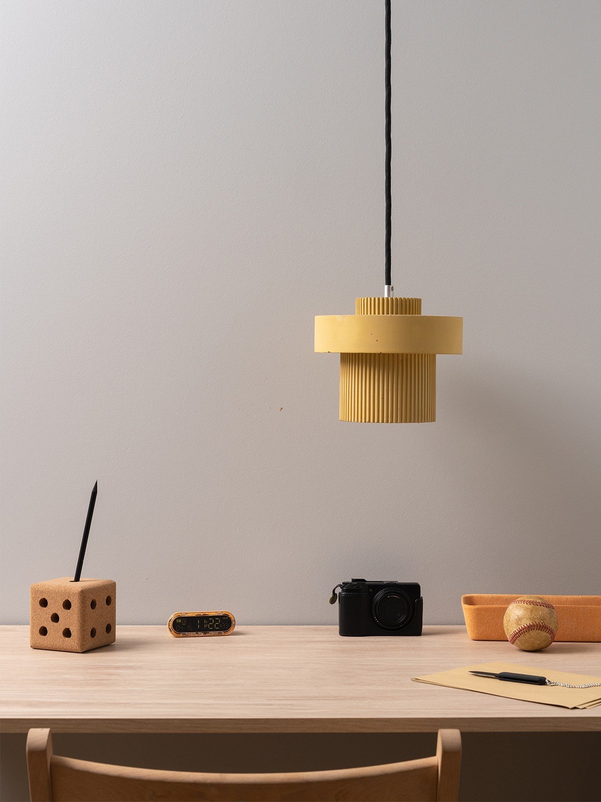 Suspension S9 en béton up and down par Stefan Gant x Gant Lights Suspension S9 en béton sable dans une salle à manger