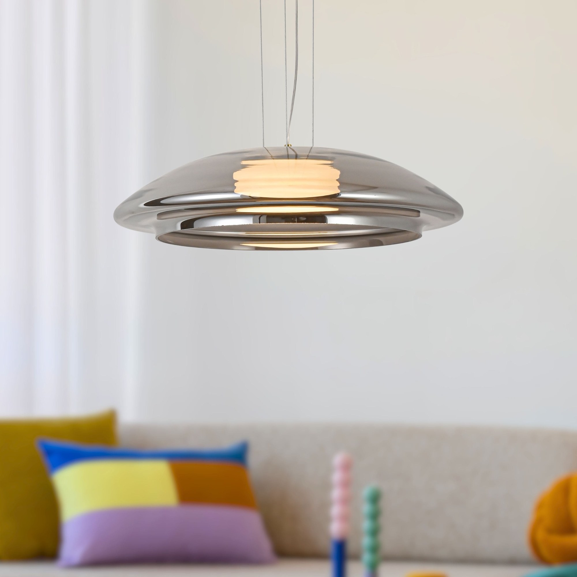 Suspension soucoupe en verre ambré ou fumé et or satiné, GX53 suspension soucoupe en verre fume 34 cm dans un salon