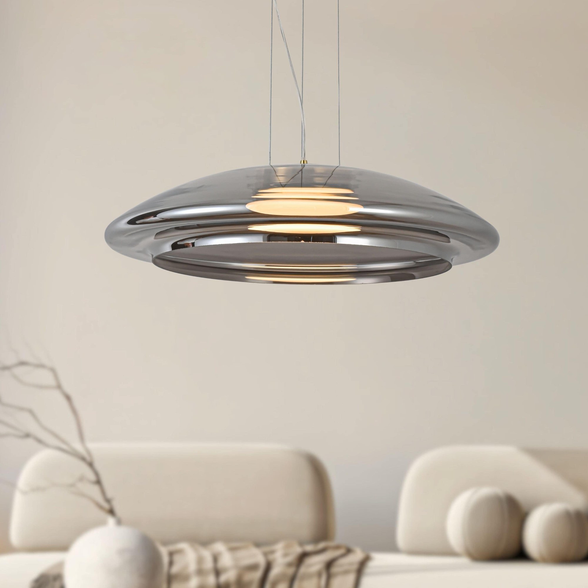 Suspension soucoupe en verre ambré ou fumé et or satiné, GX53 suspension soucoupe en verre fume 42 cm dans un salon beige
