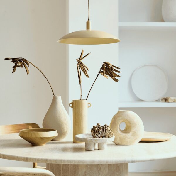 suspension Suna Urban Nature Culture accrochée au-dessus d'une table ronde