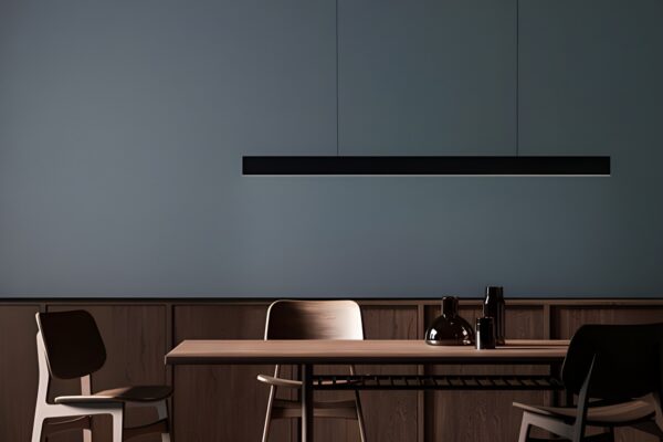 Suspension Supreme LED noire au-dessus d'une table à manger