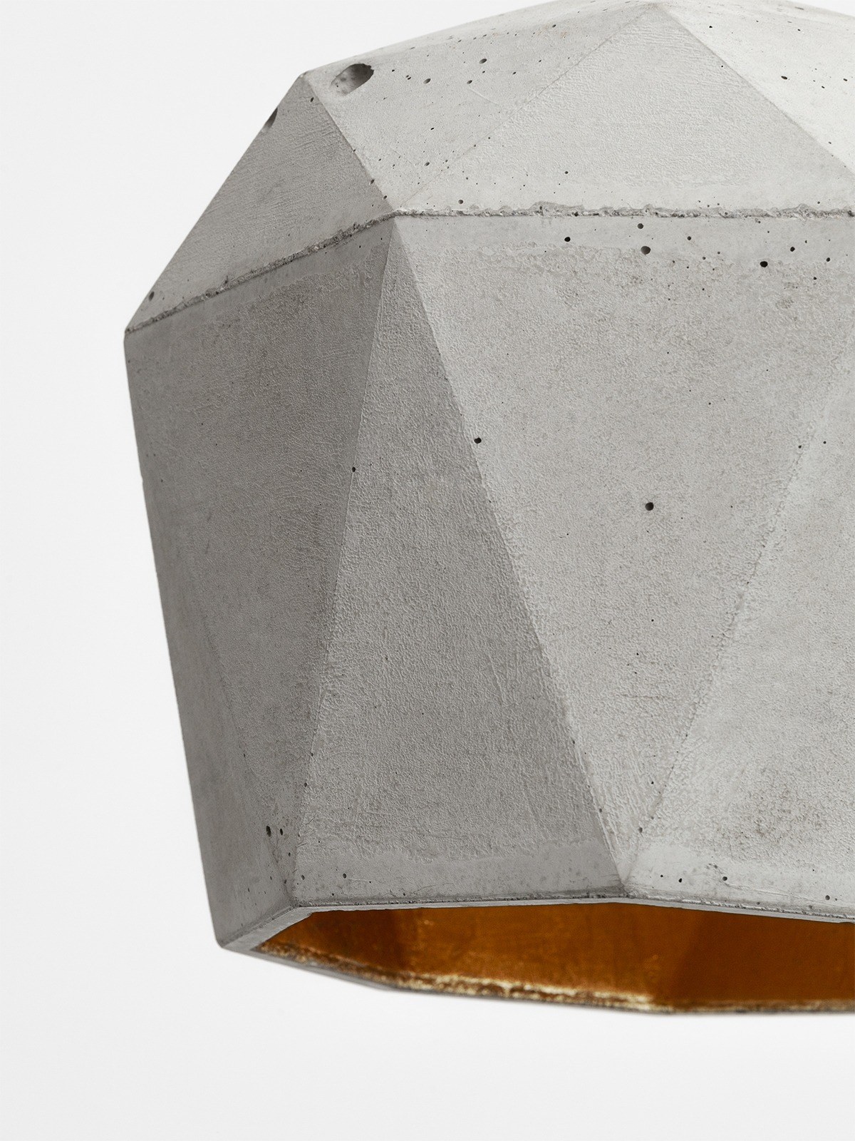 Suspension T4 béton clair triangulaire par Stefan Gant x Gant Lights Suspension T4 béton clair vue de dessous, détail du béton