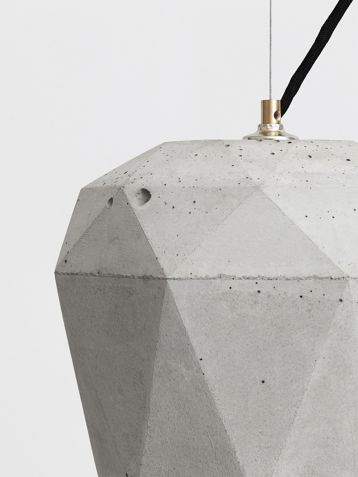 Suspension T4 béton clair triangulaire par Stefan Gant x Gant Lights Suspension T4 béton clair détail de la douille et du câble