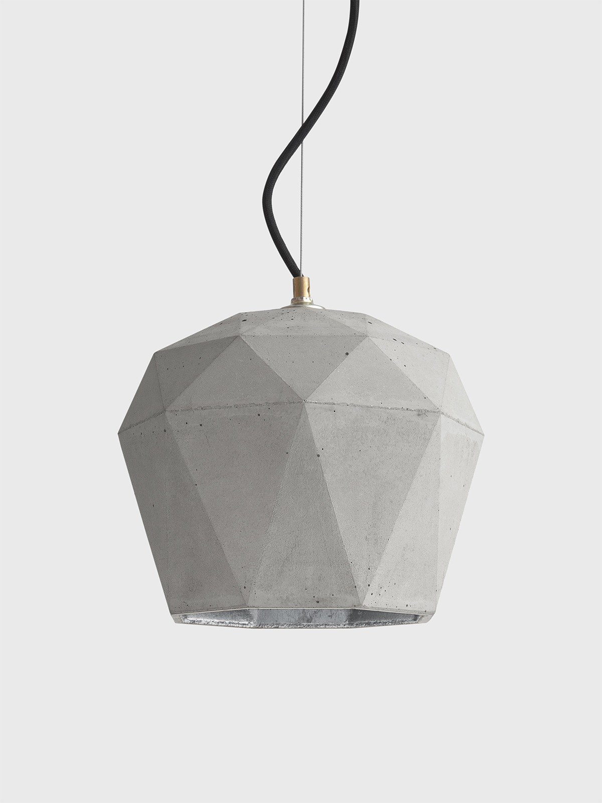 Suspension T4 béton clair triangulaire par Stefan Gant x Gant Lights Suspension T4 béton clair avec intérieur argent