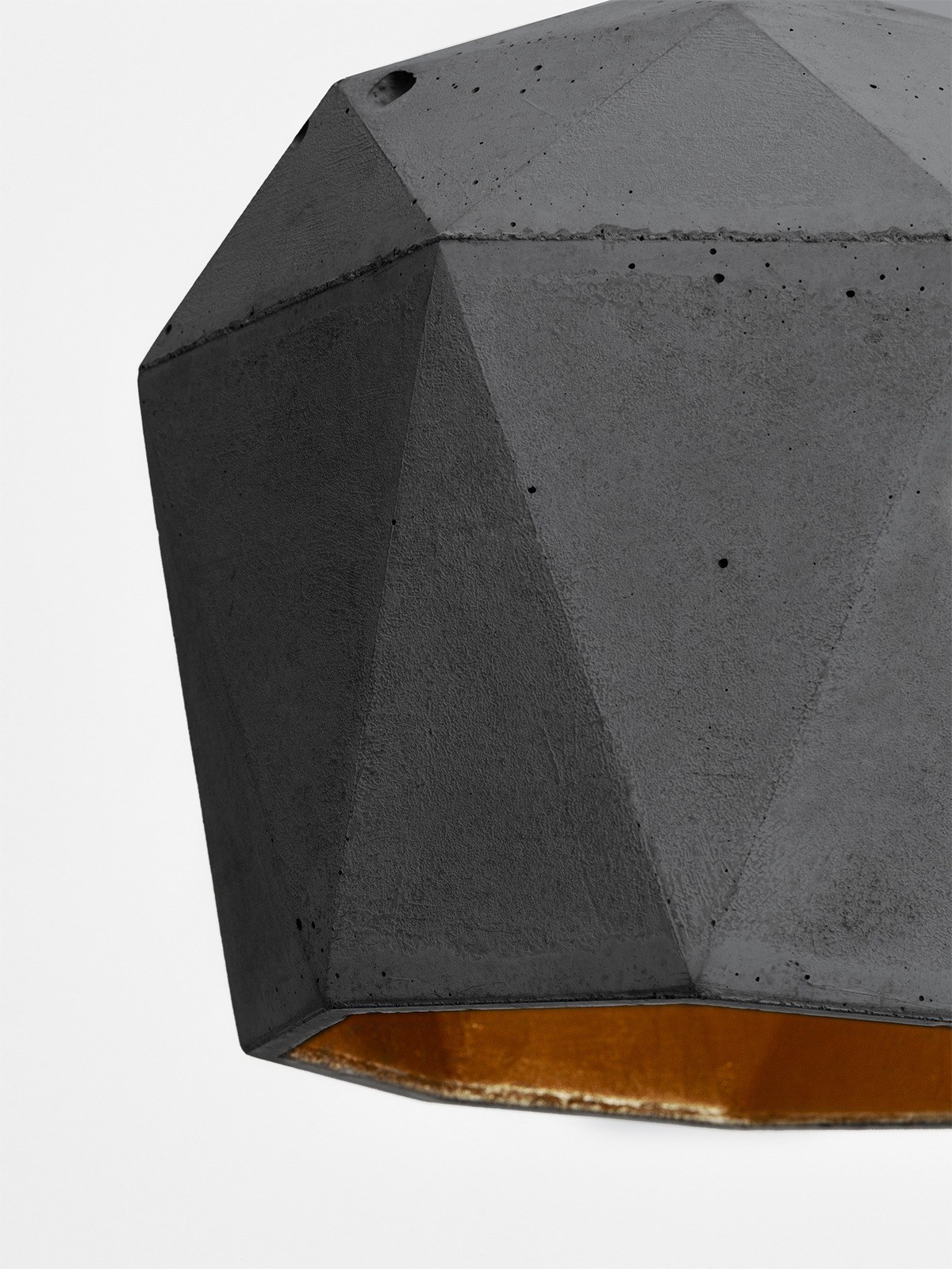 Suspension T4 béton foncé triangulaire par Stefan Gant x Gant Lights Suspension T4 béton foncé vue de dessous, détail du béton